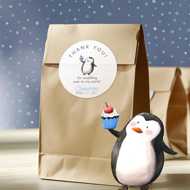 Adesivo Aniversário do cupcake azul do pinguim (Criador carregado)