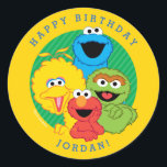 Adesivo Aniversário do Sésame Street Pals<br><div class="desc">Este benvinista adesivo redondo temático da Sesame Street apresenta Elmo, Big Bird e o Monstro das Bolachas rodeados de sotaques coloridos, fazer-o perfeito para festas de aniversário e celebrações. Ideal para selar envelopes, decorar favoritos para festas, ou adicionar um toque lúdico aos sacos de presentes, este design vibrante traz diversão...</div>