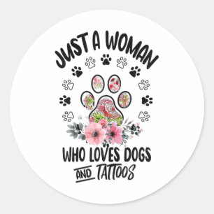 Adesivo Apenas Uma Mulher Que Adora Cachorros E Tatuagens,