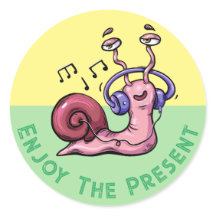 Aproveite o presente com um caracol escutando músi