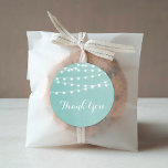 Adesivo Aqua String Lights Obrigado Sticker<br><div class="desc">O favorito do casamento moderno de verão, chic, é o obrigado, você rotula design com simples luzes de cordas brilhantes, penduradas no topo, e uma mistura clássica de fontes modernas e caligráficas em um fundo de textura falsa. Um design de pré-disquete simples e na moda, perfeito para o verão! Clique...</div>