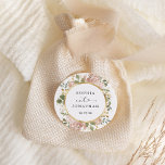 Adesivo Aquarela Neutra Floral e Dourada | Casamento<br><div class="desc">Estes elegantes adesivos de casamento apresentam uma falso estrutura geométrica circular dourada cercada por flores esmagadas,  neutras em aquarelas em neutro,  cores de tons de terra como pêssego bege,  rosa empoeirado e verde macio com acentos e folhas douradas. Um incrível olhar floral em um simples fundo branco.</div>