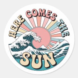 Adesivo Aqui Vem O Sol - Víblias De Verão Retro