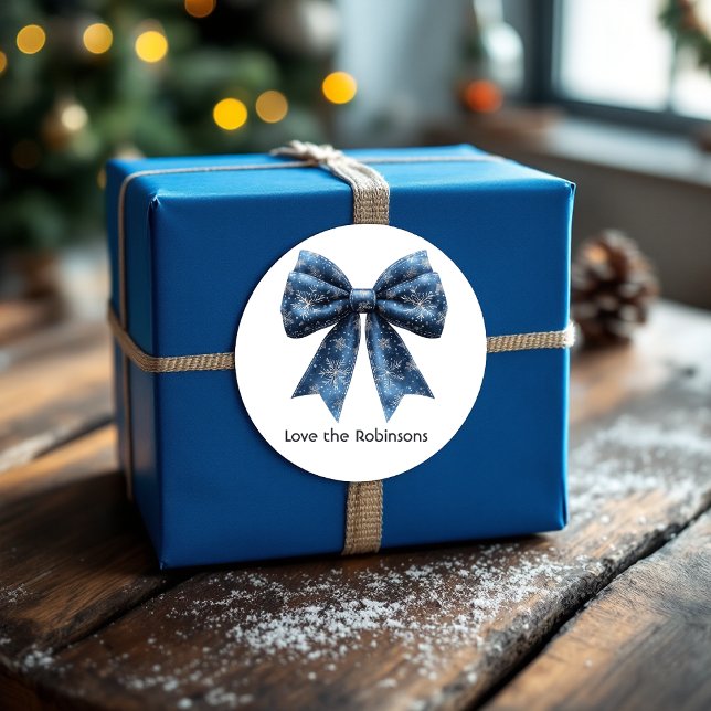 Adesivo Arco de Floco de Neve Azul Natal Feriado (Blue Snowflake Bow Christmas Holiday Classic Round Sticker)