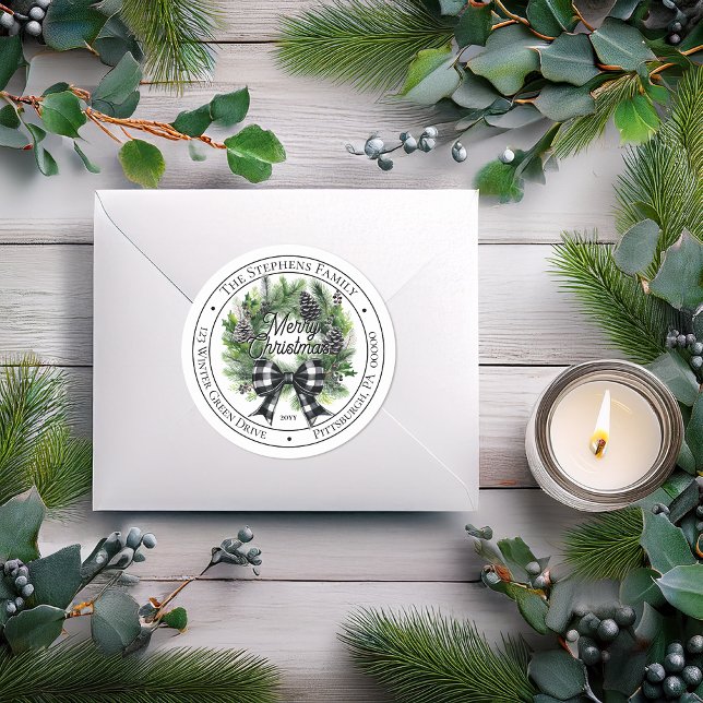 Adesivo Arco de Grinalda de Natal Feliz Natal Endereço de  (Festive Holiday Wreath with BW Check Coquette Bow Merry Christmas Return Address Round Sticker Seal)