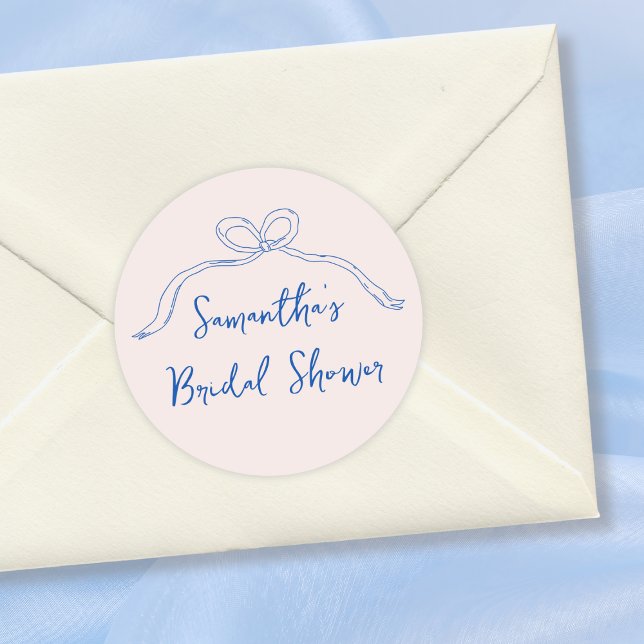 Adesivo Arco Desenhado à Mão Algo Azul Chá de Bebê de Noiv (Bow Hand Drawn Something Blue Bridal Shower Classic Round Sticker)
