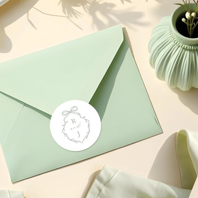 Adesivo Arco Verde Chic Desenho Mão Desenho e Segmento do  (Chic Green Hand Drawn Bow & Ribbon Monogram Crest Classic Round Sticker)