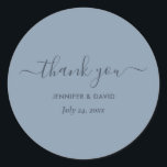 Adesivo Arranjo Azul Dusty Moderno Obrigado Clássico<br><div class="desc">Obrigado de casamento azul empoeirado personalizado moderno que você usa com o roteiro moderno. Personalizar facilmente online. Itens correspondentes disponíveis para complementar esses adesivos azuis minimalistas.</div>