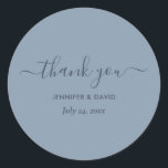 Adesivo Arranjo Azul Dusty Moderno Obrigado Clássico<br><div class="desc">Obrigado de casamento azul empoeirado personalizado moderno que você usa com o roteiro moderno. Personalizar facilmente online. Itens correspondentes disponíveis para complementar esses adesivos azuis minimalistas.</div>