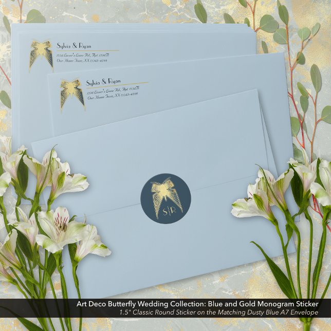 Adesivo Art Deco Borboleta Monograma Azul (Art Deco Butterfly Blue and Gold Monogram Round Sticker on the Dusty Blue Envelope.)