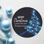 Adesivo Árvore DE NATAL DE AZUL branco personalizado<br><div class="desc">Adicione estes cartões brancos de Natal e feliz ano novo,  modernos e personalizados,  aos seus cartões de saudação,  envelopes. Árvore de Natal em luzes cintilantes brancas azuis. Texto editável - cor,  fonte e tamanho.</div>