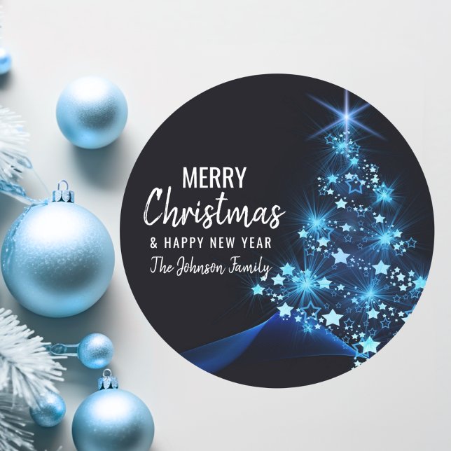 Adesivo Árvore DE NATAL DE AZUL branco personalizado (Personalized BLUE White MERRY CHRISTMAS Tree Classic Round Sticker)