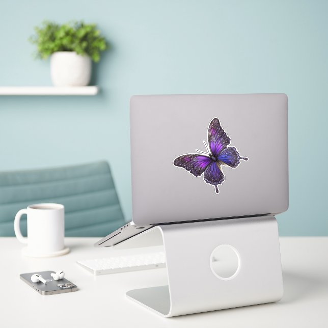 Adesivo Asas Reluzentes: Borboleta Faísca Roxa (Laptop na mesa)