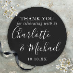 Adesivo Assinatura Negra E Branca Casamento Favorecido Obr<br><div class="desc">A assinatura branca e preta favorece o obrigado seu adesivo redondo clássico com nomes de estilo de assinatura. Personalize com seu obrigado especial suas informações em tipografia branca-chic. Projetado por Thisnotme©</div>
