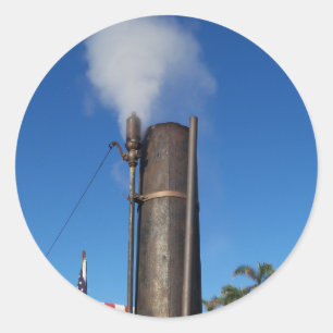 Adesivo assobio de vapor velho com uma pena branca do