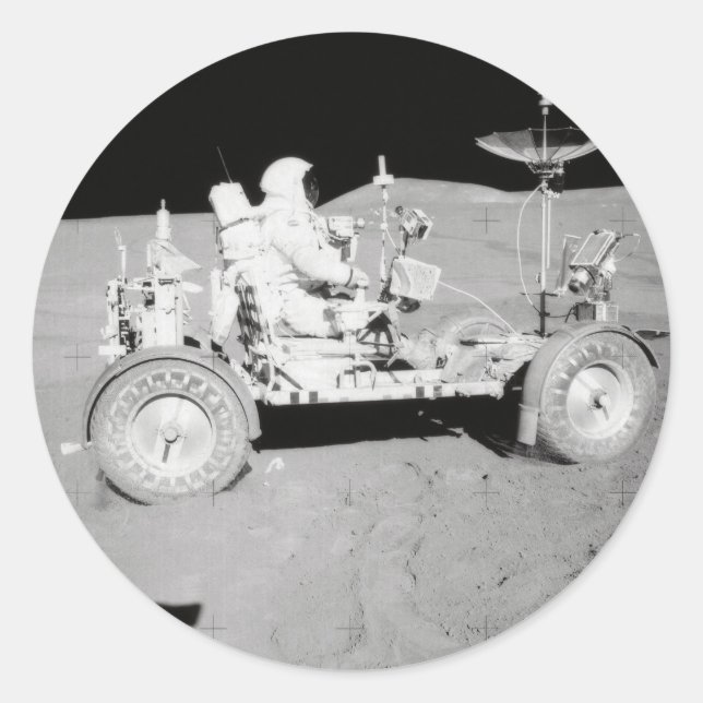 Adesivo Astronauta que conduz o Lander lunar na lua (Frente)