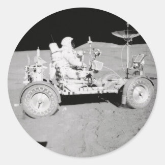 Adesivo Astronauta que conduz o Lander lunar na lua