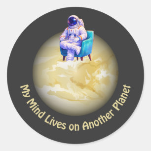 Adesivo Astronauta Relaxado Sentado no Planeta