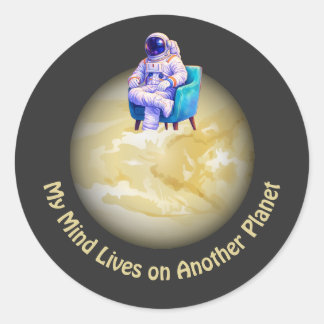 Adesivo Astronauta Relaxado Sentado no Planeta