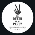 Adesivo Até que a morte nos faça Festa de solteira de esqu<br><div class="desc">Esta é uma Morte até que o Partido Americano Gothic Spooky Espetáculo Festa de solteira Favor Stickers!</div>