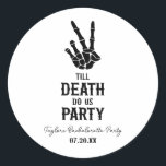 Adesivo Até que a morte nos faça Festa de solteira de esqu<br><div class="desc">Esta é uma Morte até que o Partido Americano Gothic Spooky Espetáculo Festa de solteira Favor Stickers!</div>