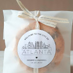 Adesivo Atlanta Skyline | Favor de Boas-vindas<br><div class="desc">Melhore seus pacotes de boas-vindas do casamento ou favoritos para festas de eventos com um conjunto personalizado de adesivos de boas-vindas! Estes elegantes e mínimos autocolantes são adaptados para um casamento que acontece na bela cidade de Atlanta. Eles apresentam um horizonte moderno de deco com o nome da cidade integrada...</div>