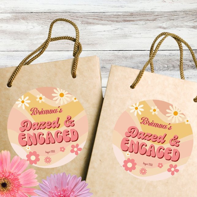 Adesivo Atordoada e comprometida groovy retro margarida de (Dazed and engaged groovy retro daisy bachelorette party sticker template favor stickers)