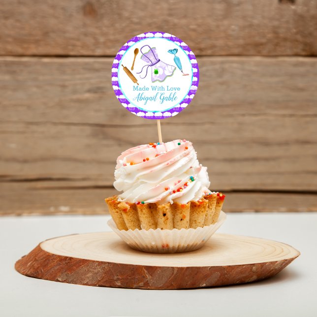 Adesivo Avental Feito Com Amor E Utensílios De Cozinha Doc (Use this sticker to display your cupcakes or desserts!)