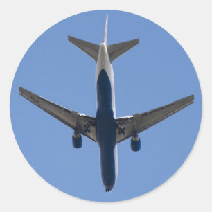 Adesivo Avião solteiro sobre o fundo do céu azul