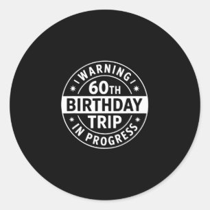 Adesivo Aviso Viagem de Aniversário de 60 anos em Andament