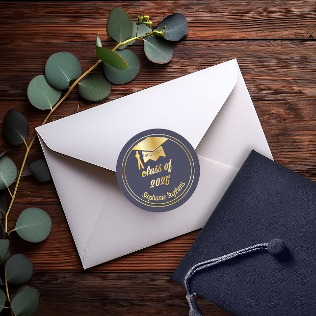 Adesivo Azul Elegante | Graduação do Boné Dourado 2023 (Elegant Blue and Gold Tone Grad Cap Graduation Class of 2025 Classic Round Stickers)