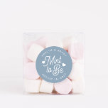 Adesivo Azul empoeirado | Favor personalizado de casamento<br><div class="desc">Os adesivos especiais e frescos para favoritos de casamento destacam a "mint to be" em letras brancas de escrita acentuadas com corações,  em um fundo azul empoeirado. Personalize com seus nomes e data de casamento.</div>