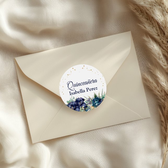 Adesivo Azul Marinho Floral e Lantejoulas Douradas Quincea (Navy Blue Floral and Gold Glitter Quinceanera Classic Round Sticker on an elegant envelope)