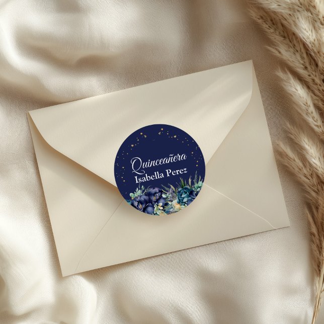Adesivo Azul Marinho Floral e Lantejoulas Douradas Quincea (Navy Blue Floral and Gold Glitter Quinceanera Classic Round Sticker on an elegant envelope.)