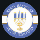 Adesivo Azul | Ronda Clássica Dourada Menorah Happy Hanukk<br><div class="desc">Dourado e prateado Menorah com velas azuis acesas e ouro Star de David "Happy Hanukkah" design original por Holiday Hearts Design (todos os direitos reservados).</div>