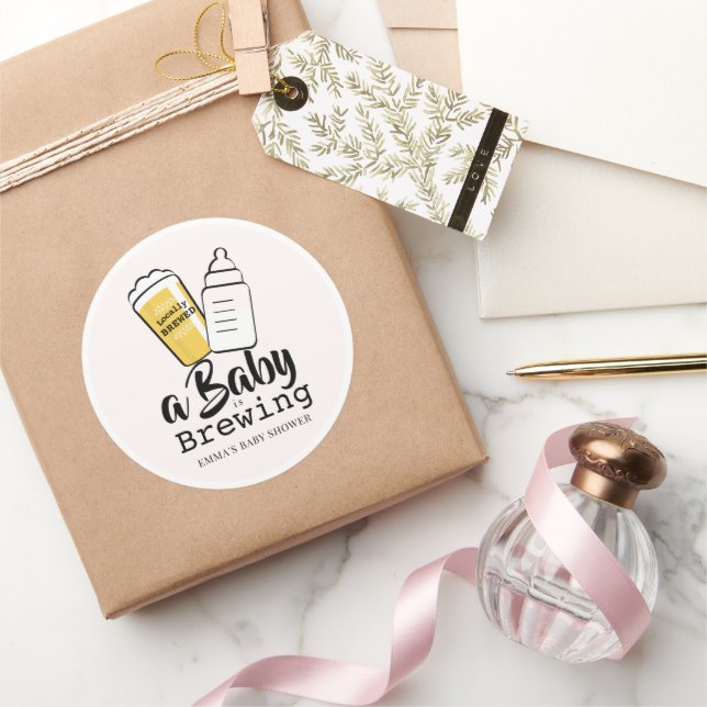 Adesivo Baby is Brewing Beer Baby Bottle Pink Baby Shower (Presentear)