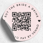 Adesivo Bachelorette Comprar A Noiva Uma Bebida | Código Q<br><div class="desc">Um simples adesivo de código QR redondo, cor-de-rosa pincelado "Comprar a Noiva a Bebida", simples e personalizado, num estilo minimalista moderno com um detalhe cardíaco bonito. O modelo pode ser atualizado facilmente com seu código QR e texto personalizado, por exemplo. verificar QR para pagar por Venmo. #bachelorette #buythebrideadrink #QRcode #sticker...</div>