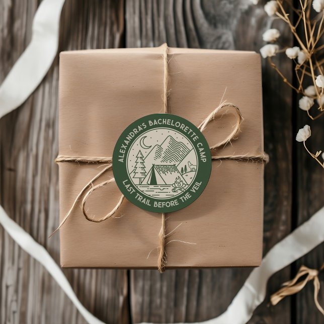 Adesivo Bachelorette de Campanha nas Montanhas (Mountain Camping Weekend Bachelorette Classic Round Sticker)