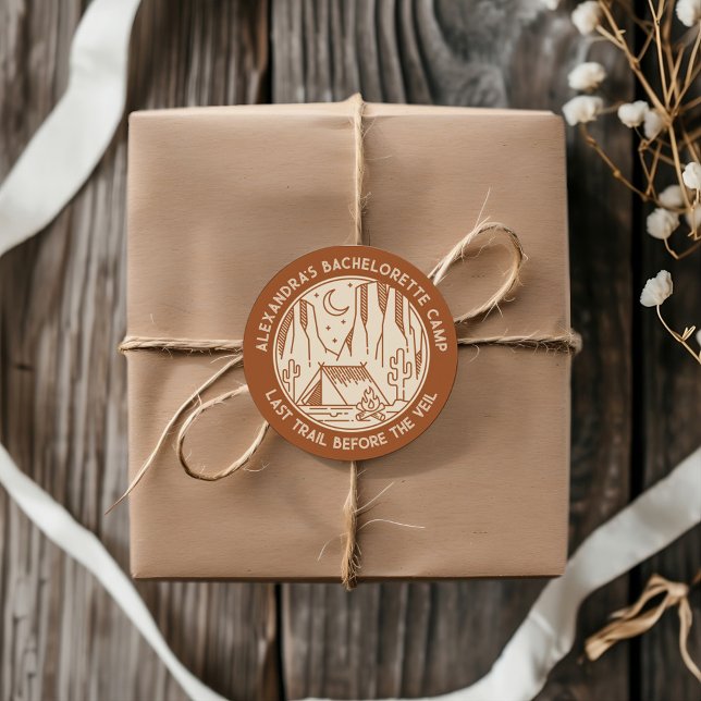 Adesivo Bachelorette de Campanha nas Montanhas (Mountain Camping Weekend Bachelorette Classic Round Sticker)