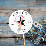 Adesivo Bachelorette Personalizada de Garotas do vamos Go<br><div class="desc">Coloque-se, cowboys, e prepare-se para saborear nossas Vamos, garotas personalizadas, coquetéis de açúcar da Bachelorette! Estes biscoitos são o doce e perfeito tratamento para o seu caco de solteira Nashville, personalizado com todos os atributos-chave para os tornar tão memoráveis como a viagem das vossas raparigas. Criados especialmente para a noiva...</div>