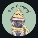 Adesivo Bah Humpug Cute Christmas Illustrated Pug Winter<br><div class="desc">Que este bonitinho e ilustrado vômito espalhe alegria de Natal. Ele apresenta um cachorro vestindo um chapéu de inverno e um cachecol em um fundo verde médio, com a punny frase "Bah Humpug!" acima. Uma forma excelente de selar envelopes em cartões de natal, decorar o plástico de presentes ou dar...</div>