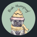 Adesivo Bah Humpug Cute Christmas Illustrated Pug Winter<br><div class="desc">Que este bonitinho e ilustrado vômito espalhe alegria de Natal. Ele apresenta um cachorro vestindo um chapéu de inverno e um cachecol em um fundo verde médio, com a punny frase "Bah Humpug!" acima. Uma forma excelente de selar envelopes em cartões de natal, decorar o plástico de presentes ou dar...</div>