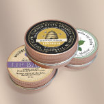 Adesivo Balão de lábios de cera de abelhas com vintage Ske<br><div class="desc">Este rótulo tem campos editáveis para o seu nome apiário,  nome do apicultor e localização. Descrição do produto editável e nome do produto. Ilustração de colmeia de escarpa com abelhas e borda dupla pontilhada. Preto e Dourado.</div>