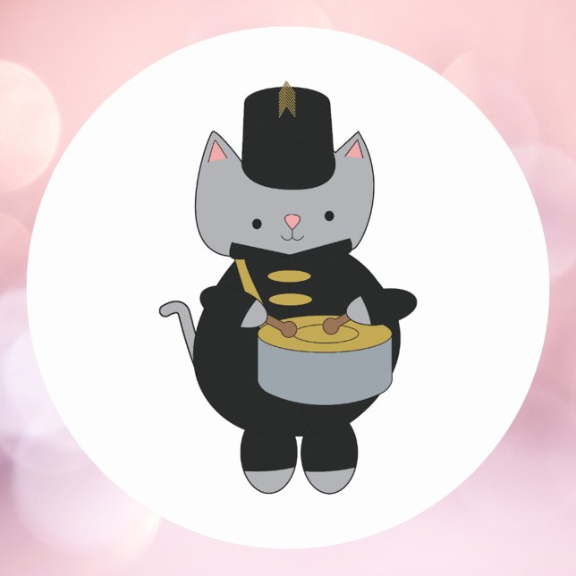 Adesivo Banda de Marcha, Tambor de Snare Preto e Dourado (A sticker of a cat playing the snare drum in a black & gold marching band uniform.)