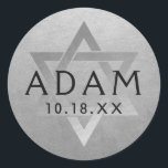 Adesivo Bar de Prata Mitzvah Bat Mitzvah Estrela do Nome D<br><div class="desc">Os adesivos elegantes e clássicos do bar de prata mitzvah com nome personalizado, data e estrela de David. Esses adesivos de etiqueta favoritos do bar mitzvah dão uma aparência elegante como selos de envelope, ou em projetos de decoração do bar DIY e do partido bat mitzvah. ・ ・ Clique em...</div>
