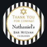Adesivo Bar Dourado Preto Mitzvah Obrigado Por Vir Marcaçõ<br><div class="desc">Etiquetas mitzvah do bar Elegante com faixas pretas e brancas com sofisticado quadro de sotaque dourado e Estrela de David. Esses adesivos de etiquetas favoritos, de bar moderno e na moda mitzvah serão um sucesso para a celebração do seu filho. Dizem "Obrigado por vir" com o nome e a data...</div>