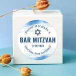Adesivo Bar Mitzvah Bold Moderno Tipografia Marinho Azul F<br><div class="desc">Tenha orgulho, alegria e mostre este marco do seu Bar favorito Mitzvah! Use este adesivo legal, único, moderno e personalizado para adicionar a seu dia especial. Traços de pincel de folha azul-clara metálico, juntamente com tipografia azul-marinho e estrela de David, sobrepõem um plano de fundo branco simples. Personalize o texto...</div>