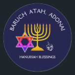 Adesivo BARUCH ATAH ADONAI | Abençoações de Chanucá<br><div class="desc">Na moda, adesivos modernos HANUKKAH. Design mostra um MENORAH dourado com uma ESTRELA multicolorido DE DAVID e cinza prateada DREIDEL. No topo há um texto curvo que diz BARUCH ATAH, ADONAI (Abençoado seja você, Ó Deus) e abaixo do texto lê-se HANUKKAH BLESSINGS. TODO O TEXTO É PERSONALIZÁVEL, para que você...</div>