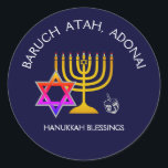 Adesivo BARUCH ATAH ADONAI | Abençoações de Chanucá<br><div class="desc">Na moda, adesivos modernos HANUKKAH. Design mostra um MENORAH dourado com uma ESTRELA multicolorido DE DAVID e cinza prateada DREIDEL. No topo há um texto curvo que diz BARUCH ATAH, ADONAI (Abençoado seja você, Ó Deus) e abaixo do texto lê-se HANUKKAH BLESSINGS. TODO O TEXTO É PERSONALIZÁVEL, para que você...</div>
