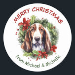 Adesivo Basset Hound Christmas Poinsettia Wreath<br><div class="desc">Estes adesivos de Natal bonito apresentam um belo retrato de aquarela de um cão de Caça Basset. O cão é armado com uma tosse de pinheiro, sagrada, bagas vermelhas, e coroa de poinsettia. Seu texto personalizado está vermelho e verde acima e abaixo da imagem. Perfeito para sua correspondência de Natal...</div>